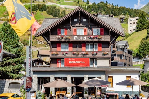Property building, Day, Natural landscape, Mountain view, Street view