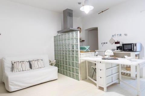 Kitchen or kitchenette, Photo of the whole room, Seating area, Dining area, minibar, pet friendly, stove