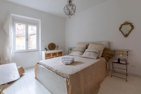 Bed, Living room, Seating area