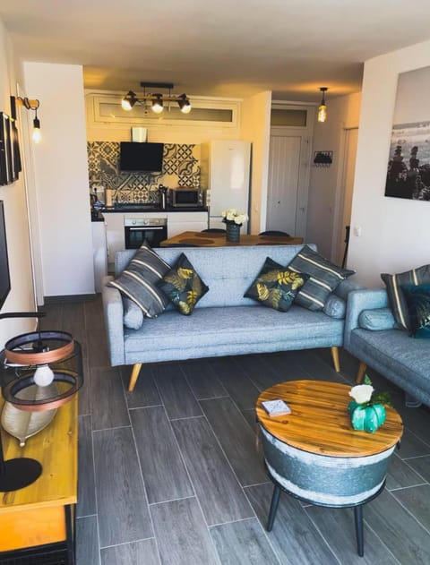 Kitchen or kitchenette, Living room