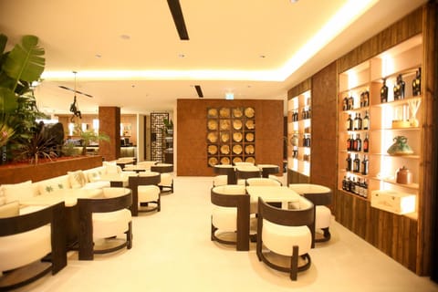 Restaurant/places to eat, Lounge or bar