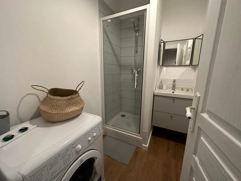 Bathroom, towels, washing machine