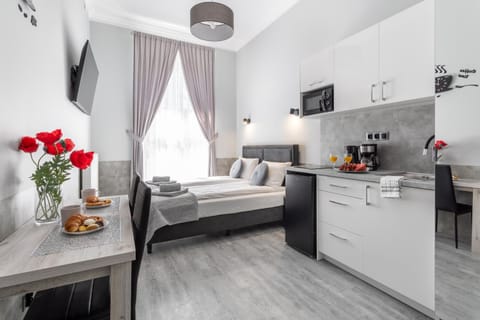 Bed, TV and multimedia, Kitchen or kitchenette, Photo of the whole room, Bedroom