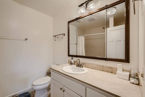 Prime Location walk to attractions w Free Parking Apartment in Queen Anne