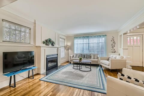 Prime Location walk to attractions w Free Parking Apartment in Queen Anne