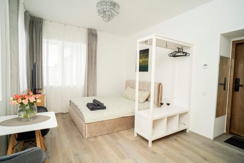 Bed, TV and multimedia, Photo of the whole room, Dining area