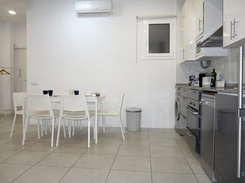 Kitchen or kitchenette, Dining area, minibar, pet friendly, stove, toaster, air conditioner