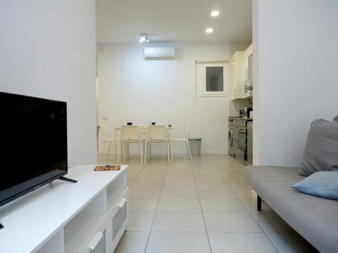 TV and multimedia, Living room, Dining area, air conditioner