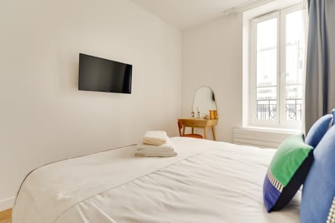 Bed, TV and multimedia, Bedroom