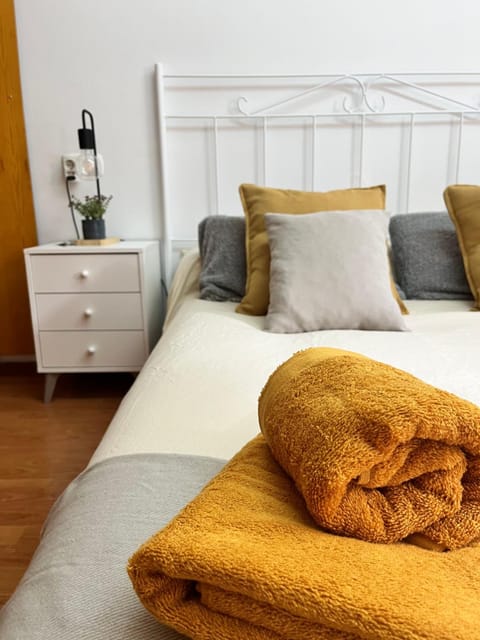 Bed, Photo of the whole room, Bedroom, towels