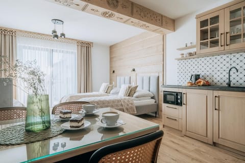 Bed, Kitchen or kitchenette, Living room, Food and drinks, Photo of the whole room, Seating area, Dining area, Bedroom, Food, stove