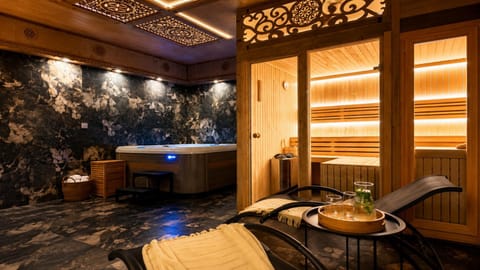 Hot Tub, Sauna