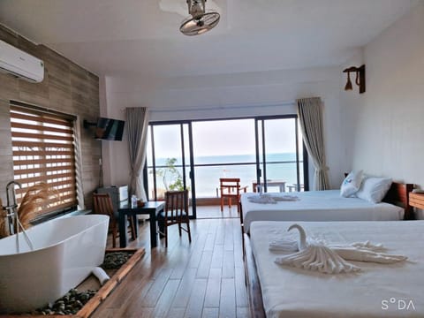 Shower, Restaurant/places to eat, Restaurant/places to eat, Massage, TV and multimedia, Balcony/Terrace, Photo of the whole room, Sea view, Sunrise, Bath, towels, air conditioner
