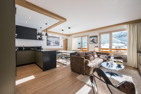 TV and multimedia, Kitchen or kitchenette, Living room, Seating area, Dining area, minibar