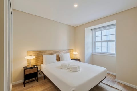Bed, Photo of the whole room, Decorative detail, Bedroom, towels
