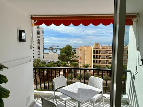 Day, Natural landscape, View (from property/room), Balcony/Terrace, Living room, Seating area, Dining area, Sea view
