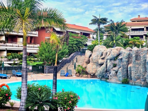 Property building, Pool view, Swimming pool, Swimming pool, sunbed