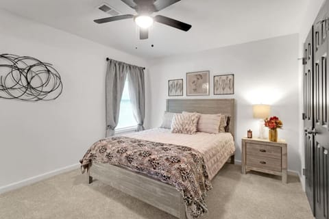 Retro Cumberland 2-Story Hangout near Six Flags House in Austell