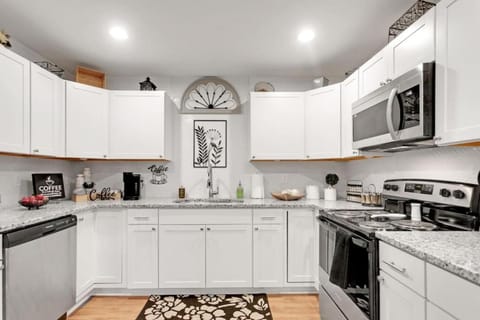 Retro Cumberland 2-Story Hangout near Six Flags House in Austell