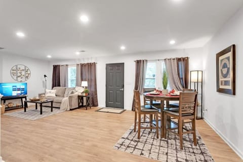 Retro Cumberland 2-Story Hangout near Six Flags House in Austell