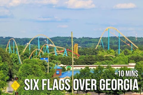 Retro Cumberland 2-Story Hangout near Six Flags House in Austell