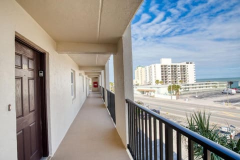 Kings Oasis Oceanview Pool BBQ Grill Apartment in South Daytona