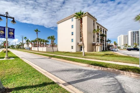 Kings Oasis Oceanview Pool BBQ Grill Apartment in South Daytona