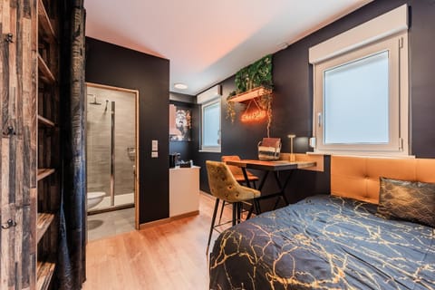Seating area, Bedroom, wardrobe