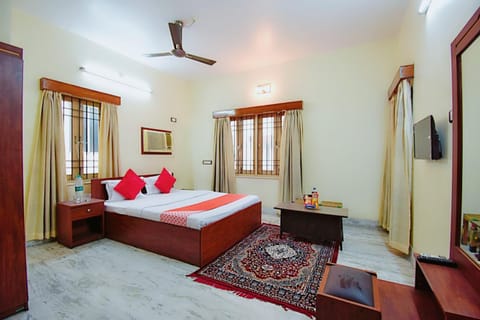Bed, TV and multimedia, Photo of the whole room, Bedroom, fireplace