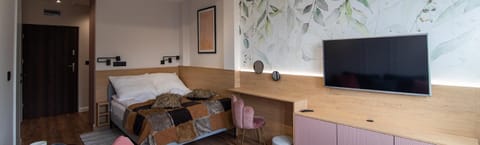 Communal lounge/ TV room, Bed, TV and multimedia, Living room, Photo of the whole room, Seating area, Evening entertainment, Bedroom