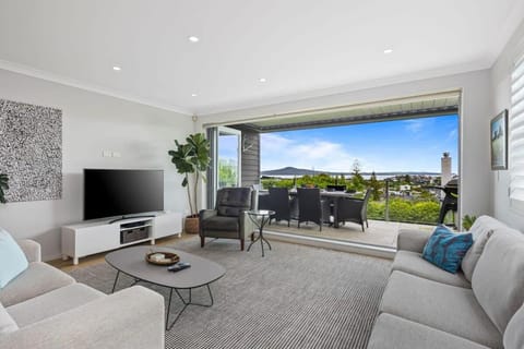 TV and multimedia, View (from property/room), Balcony/Terrace, Living room, Seating area