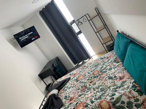 Bed, TV and multimedia, Photo of the whole room