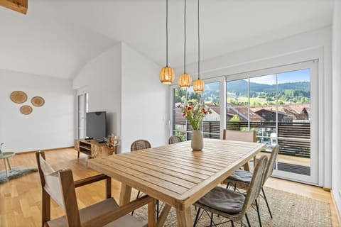 Restaurant/places to eat, View (from property/room), Dining area, Breakfast