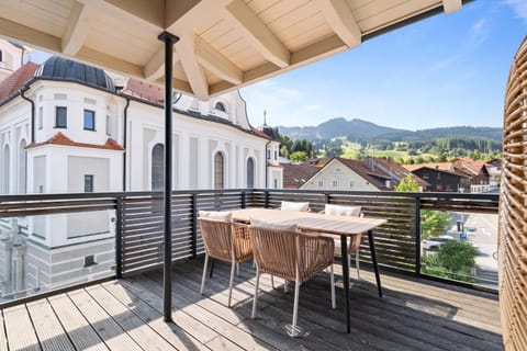 View (from property/room), Balcony/Terrace, Dining area, Mountain view