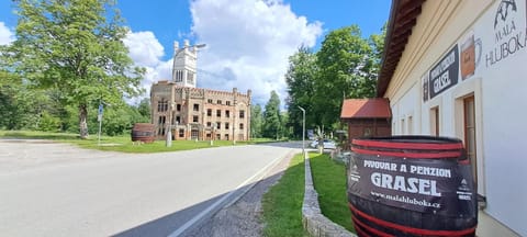 Property building, Day, Neighbourhood, Landmark view, Street view, Location