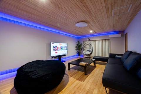 Communal lounge/ TV room, Karaoke, TV and multimedia, Living room, Seating area, Evening entertainment