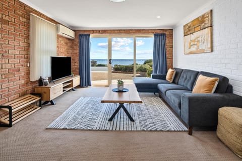 Facade/entrance, Day, TV and multimedia, Decorative detail, Seating area, Sea view