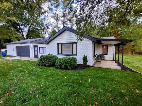The Cottage At Long Lake House in Michigan