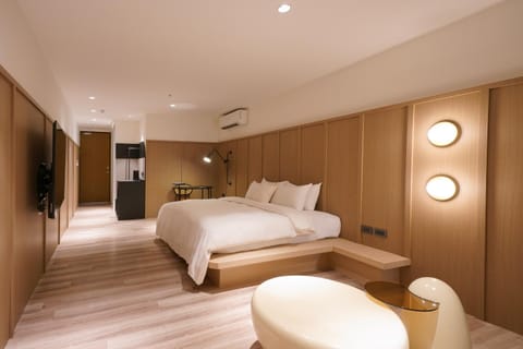 Bed, TV and multimedia, Seating area, wardrobe
