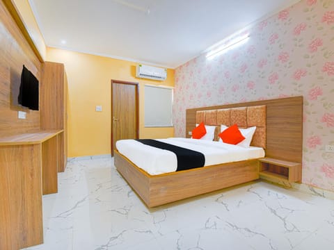 Bed, TV and multimedia, Evening entertainment, wardrobe, air conditioner