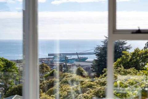 Sea You Soon: Views Parking & WiFi Apartment in Burnie