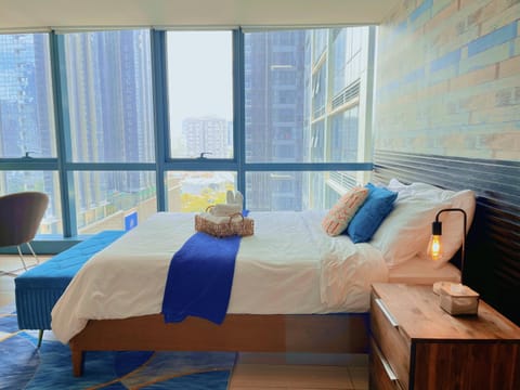Bed, View (from property/room), Decorative detail, Bedroom, City view