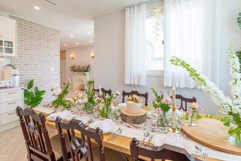 Food and drinks, Dining area, Food