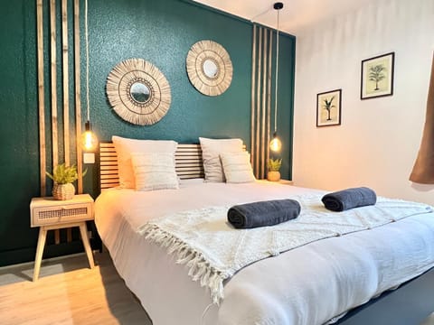 Bed, towels