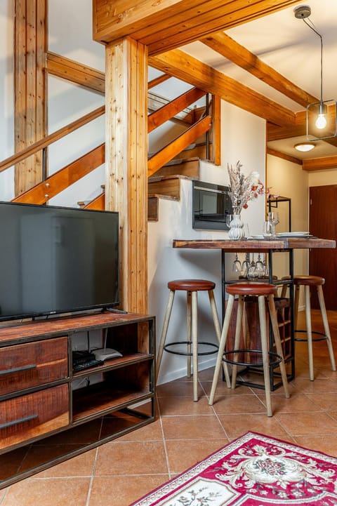 Dining area, minibar