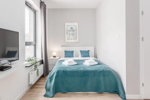 Bed, TV and multimedia, Photo of the whole room, Bedroom, towels