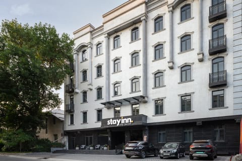 Property building, Day, Neighbourhood, Street view, Location, Parking