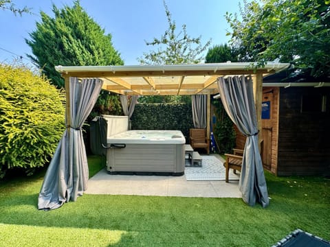 Garden, Hot Tub, Garden view