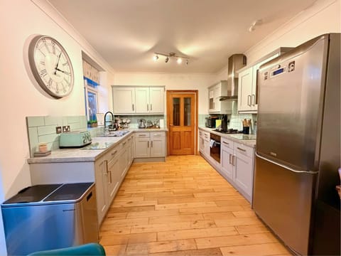 Kitchen or kitchenette, dishwasher, minibar, oven, pet friendly, stove