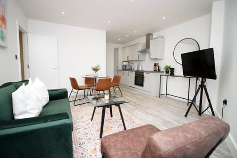 2 BR with Free Parking Apartment in Swindon